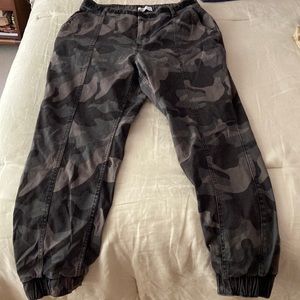 Hollister camo high rise jogger